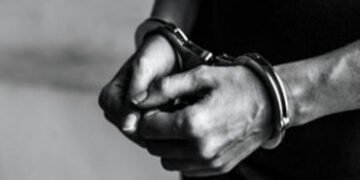 અમદાવાદ: એલિસબ્રિજ પોલીસે પાન-મસાલાના ગલ્લાના માલિકને દબોચ્યો, સગીરને સિગારેટ વેચવી પડી ભારે | Ahmed…