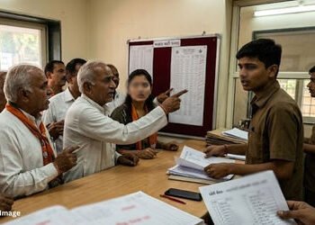 વલસાડ: ભાજપમાં દાવેદારી કરવા ગયેલા ઉમેદવારોના જ નામ મતદાર યાદીમાંથી ગાયબ! તંત્રમાં દોડધામ | 1400 Nam…