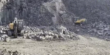 સુરેન્દ્રનગર: સાયલામાં 595 કરોડની ખનિજ ચોરી ઝડપાઈ! 33 ડમ્પર અને 13 મશીનો સીઝ | mining department rai…