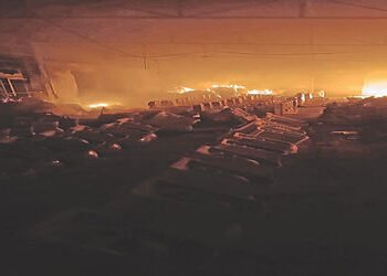 થાન-નવાગામ રોડ પર સિરામિક ગોડાઉનમાં ભીષણ આગ, મેજર કોલ જાહેર | Massive fire breaks out in ceramic god…