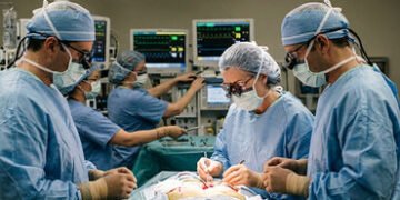 ડાબી નહીં, જમણી બાજુ હૃદય, દિલ્હીની હોસ્પિટલમાં પહેલીવાર થઈ દુનિયાની અનોખી સર્જરી | Heart problem rm…