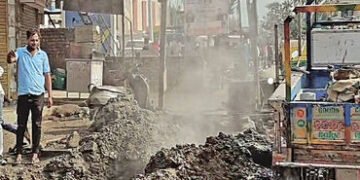 બાવળામાં ગટરના ખોદકામમાં બે સ્થળે ગેસની પાઇપ લાઇન તૂટી | Gas pipeline breaks at two places in Bavla