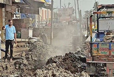 બાવળામાં ગટરના ખોદકામમાં બે સ્થળે ગેસની પાઇપ લાઇન તૂટી | Gas pipeline breaks at two places in Bavla