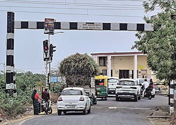 મૂળી- ટીકર રોડ પરનું રેલવે ફાટક વારંવાર બંધ થતાં હાલાકી | Frequent closure of railway gate on Muli T…