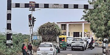 મૂળી- ટીકર રોડ પરનું રેલવે ફાટક વારંવાર બંધ થતાં હાલાકી | Frequent closure of railway gate on Muli T…