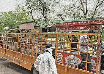 ભાઈજીપુરા નજીક સર્વિસ રોડ ઉપર ટ્રાફિકને અડચણરૃપ દબાણો દૂર કરાયા | Traffic congestion on service road…