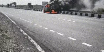 અમદાવાદ: ધંધુકા-ફેદરા રોડ પર હરીપુરા પાટિયા પાસે અકસ્માત, ડિવાઈડર સાથે અથડાતા કાર ભડભડ સળગી | Ahmeda…