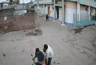 દેવભૂમિ દ્વારકા: સલાયામાં ચાલુ બાઈકે હાર્ટ એટેક આવતા યુવકનું પ્રાણ પંખેરૂ ઊડી ગયું, CCTVમાં ઘટના કેદ…