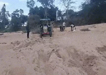 ‘અમે અધિકારીઓને હપ્તા આપીએ છીએ’, છોટા ઉદેપુરના અછાલા ગામે રેતી માફિયાઓનો આતંક, વિરોધ કરનારા ખેડૂતોને…