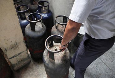 યુદ્ધ ઇફેક્ટ : હોટલ ઉદ્યોગ બંધ થવાના આરે : 10 ટકા કોમર્શિયલ ગેસ સિલિન્ડર સામે 50 ટકાની માંગ | Vadoda…