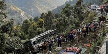 હિમાચલમાં 22 મુસાફરોને લઈ જતી બસ ખીણમાં ખાબકી, 4 લોકોના દર્દનાક મોત, 18ને બચાવાયા | Kullu Tragedy: B…