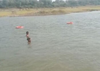 આણંદ: મહીસાગર નદીમાં નહાવા પડેલા વેટરનરી કોલેજના 4 વિદ્યાર્થીઓ ડૂબ્યા, બેના કરૂણ મોત | anand khareda…