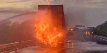 નડિયાદના ચકલાસી પાસે બેટરી ભરેલા કન્ટેનરમાં આગ ભભૂકતા અફડાતફડી | Panic as fire breaks out in contain…