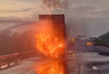 નડિયાદના ચકલાસી પાસે બેટરી ભરેલા કન્ટેનરમાં આગ ભભૂકતા અફડાતફડી | Panic as fire breaks out in contain…