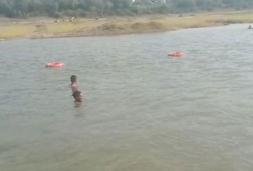 મહીસાગર નદીમાં નહાવા પડેલા 4 વિદ્યાર્થીઓ ડૂબ્યા, 2 નાં મોત | 4 students drowned while bathing in Mah…