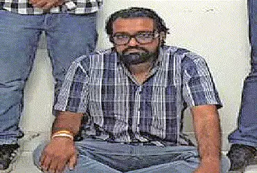 કારમાં આઈપીએલ ક્રિકેટ મેચ પર ઓનલાઈન સટ્ટો રમતો યુવાન પકડાયો | Youth caught betting online on IPL cri…