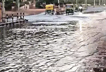 સે- ૫/૧૩ની ચોકડી પાસે મેઇન લાઇનમાં ભંગાણ થતાં પાણીનો બેફામ વેડફાટ | Uncontrollable wastage of water …