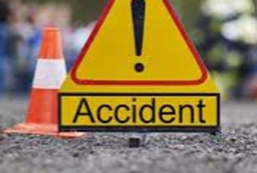 મળસ્કે ટ્રક ડ્રાઇવરને ઝોકું આવી જતા અકસ્માતમાં એકનું મોત | One died in accident after truck driver f…