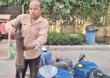 ગ્રેટર નોઈડાના પેટ્રોલ પંપ ખાતે વાહનોમાં પેટ્રોલના બદલે પાણી ભરી આપ્યું…! | Vehicles were filled w…