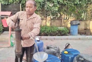 ગ્રેટર નોઈડાના પેટ્રોલ પંપ ખાતે વાહનોમાં પેટ્રોલના બદલે પાણી ભરી આપ્યું…! | Vehicles were filled w…