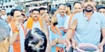 ‘આ એરિયો ભૂલી જજો, શરમ કરો શરમ..’, સુરતમાં સ્થાયી સમિતિના પૂર્વ અધ્યક્ષ અને કોર્પોરેટર પર લોકો બગડ્ય…