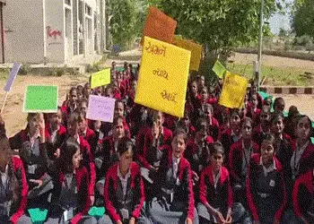 વાવ-થરાદ: મોડલ હોસ્ટેલની વિદ્યાર્થિનીઓનો હલ્લાબોલ, ‘વોર્ડન આશાબેન નહીં ચાલે’ના નારા સાથે દેખાવો | Va…