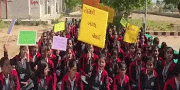 વાવ-થરાદ: મોડલ હોસ્ટેલની વિદ્યાર્થિનીઓનો હલ્લાબોલ, ‘વોર્ડન આશાબેન નહીં ચાલે’ના નારા સાથે દેખાવો | Va…