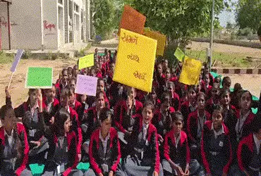 વાવ-થરાદ: મોડલ હોસ્ટેલની વિદ્યાર્થિનીઓનો હલ્લાબોલ, ‘વોર્ડન આશાબેન નહીં ચાલે’ના નારા સાથે દેખાવો | Va…