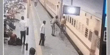 અમદાવાદ: ચાલુ ટ્રેનમાં ચઢતી વખતે મુસાફર મોતના મુખમાં ધકેલાતા માંડ બચ્યો, RPF જવાનો બન્યા દેવદૂત | Ah…