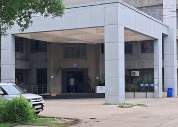 બોંબની ધમકીથી કામગીરી ખોરવાતા અરજદારો પરેશાન | Applicants troubled as work disrupted by bomb threat