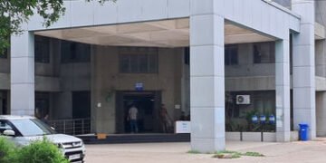 બોંબની ધમકીથી કામગીરી ખોરવાતા અરજદારો પરેશાન | Applicants troubled as work disrupted by bomb threat