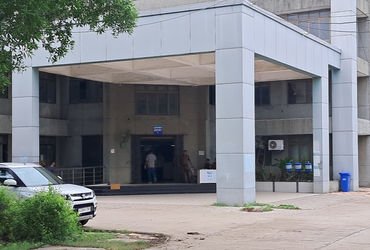 બોંબની ધમકીથી કામગીરી ખોરવાતા અરજદારો પરેશાન | Applicants troubled as work disrupted by bomb threat