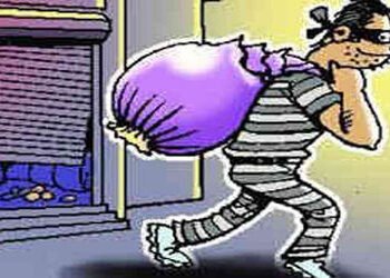 મહેમદાવાદ શહેરમાં એક જ રાતમાં 14 દુકાનોના તાળાં તોડીને રોકડની તસ્કરી | Cash smuggling by breaking th…