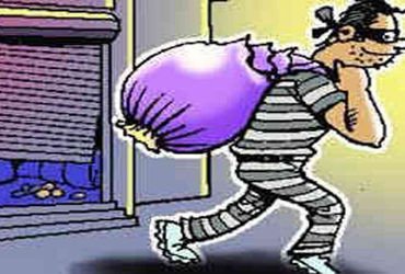 મહેમદાવાદ શહેરમાં એક જ રાતમાં 14 દુકાનોના તાળાં તોડીને રોકડની તસ્કરી | Cash smuggling by breaking th…