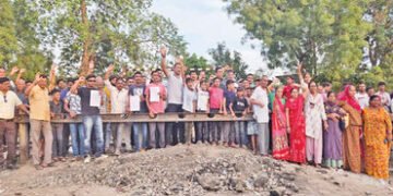 રેલવે દ્વારા 40 વર્ષ જૂનું એસઆરપી ફાટક બંધ કરી દેવાતા 15000 રહીશો મુશ્કેલીમાં | 15000 residents in t…