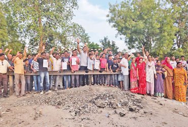 રેલવે દ્વારા 40 વર્ષ જૂનું એસઆરપી ફાટક બંધ કરી દેવાતા 15000 રહીશો મુશ્કેલીમાં | 15000 residents in t…