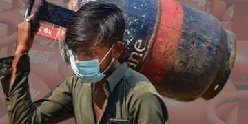 ગુજરાતમાં ગેસની અછત ન હોવાનો દાવો છતાં બ્લેક-માર્કેટિંગના 215 કેસ, કાર્યવાહી શૂન્ય; ઉદ્યોગો પાયમાલ |…