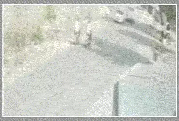 અમરેલી: ધારીના પ્રેમપરા પાસે ભયાનક અકસ્માત, કાર અચાનક પલટી ખાઇ જતા એકનું મોત, બે ઈજાગ્રસ્ત | amreli …