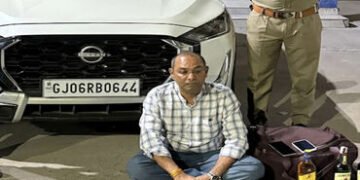 દિનેશ મીલ ત્રણ રસ્તા પાસે કારમાંથી દારૂની બોટલો સાથે ચાલક ઝડપાયો