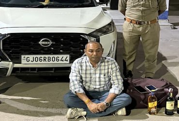 દિનેશ મીલ ત્રણ રસ્તા પાસે કારમાંથી દારૂની બોટલો સાથે ચાલક ઝડપાયો