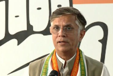 કોંગ્રેસ નેતા પવન ખેડાના ઘરે પોલીસના દરોડા: CMની પત્ની પાસે 3 પાસપોર્ટના આરોપ મુદ્દે દિલ્હી પહોંચી આ…