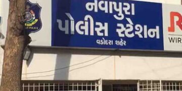 વડોદરામાં રાજમહેલ રોડની 4 દુકાનમાંથી 22.15 લાખનો ડુપ્લીકેટ મોબાઈલ એસેસરીઝનો જથ્થો કબજે | Duplicate m…