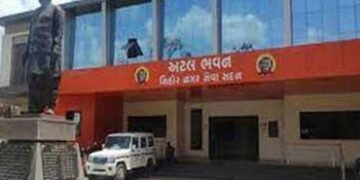 સિહોર પાલિકાની સભા તોફાની બની, ડાયસ ઉપર ચડી સૂત્રોચ્ચાર | Sehore Municipality meeting turns chaotic …