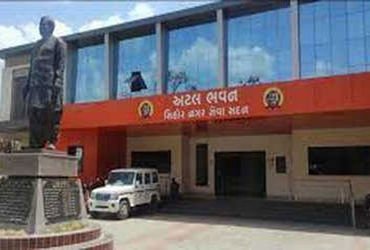 સિહોર પાલિકાની સભા તોફાની બની, ડાયસ ઉપર ચડી સૂત્રોચ્ચાર | Sehore Municipality meeting turns chaotic …