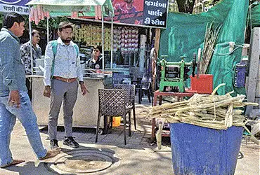 શેરડી રસના વેપારીઓ સામે લાલ આંખ ઃ ગંદકી ફેલાવનારા ૬૧ને દંડ | Red eye against sugarcane juice traders…