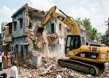 તંત્ર બુલડોઝર લઈને મકાન તોડવા પહોંચ્યું તો પિતા-પુત્ર સહિત 3 લોકોએ ગળે ફાંસો ખાધો | three people han…