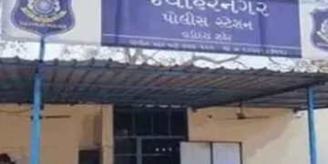 મહિલા ગ્રુપની પોસ્ટ પર રૂપિયાના ભાવ લખી કોમેન્ટ કરનાર યુવકને પાઠ ભણાવવા પોલીસની મદદ લીધી | Police he…