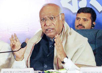 ‘ગુજરાતીઓની લાગણી દુભાવવાનો કોઈ હેતુ નહોતો…’ વિવાદાસ્પદ નિવેદન પર ખડગેએ માફી માગી! | Mallikarjun K…