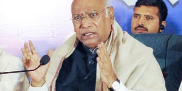 ‘ગુજરાતીઓની લાગણી દુભાવવાનો કોઈ હેતુ નહોતો…’ વિવાદાસ્પદ નિવેદન પર ખડગેએ માફી માગી! | Mallikarjun K…