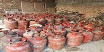 જેતપુરમાં ટેક્સટાઇલ મિલમાંથી 93 LPG સિલિન્ડર કબજે | 93 LPG cylinders seized from textile mill in Jet…